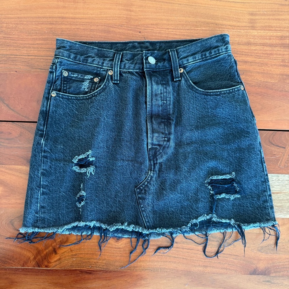 🦊 Levi's Black Distressed Denim Mini Skirt